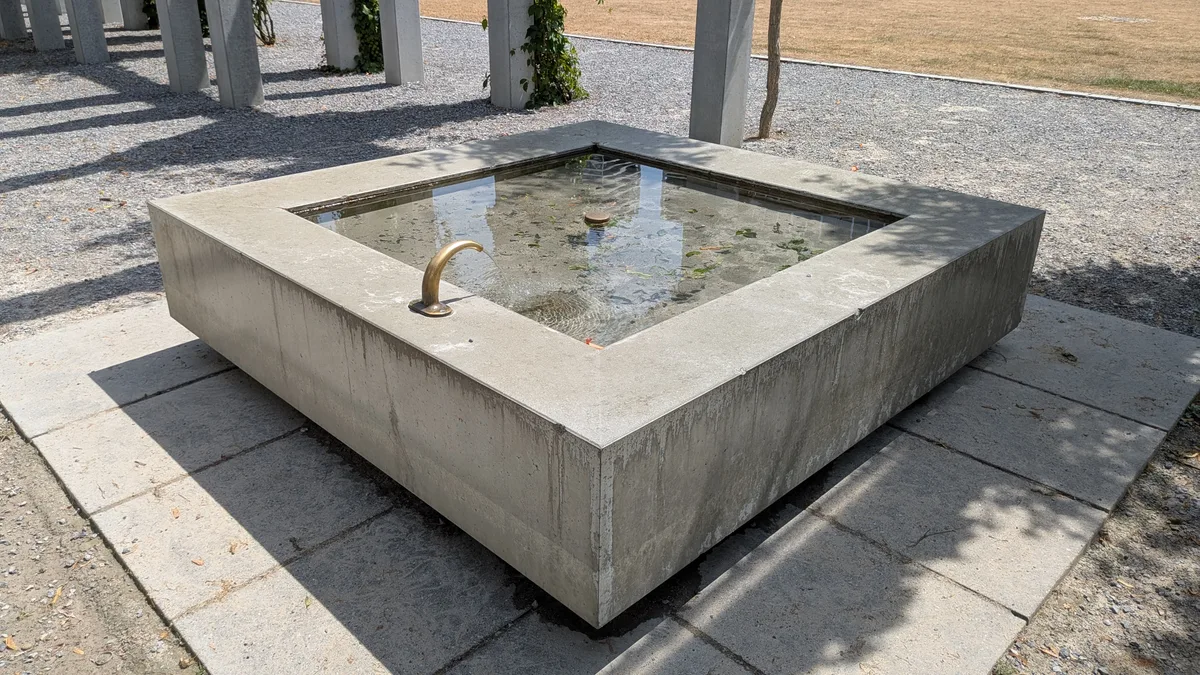 … aber immerhin gibt es nur ein paar Meter weiter einen funktionierenden Brunnen. Impressionen aus einem Park.